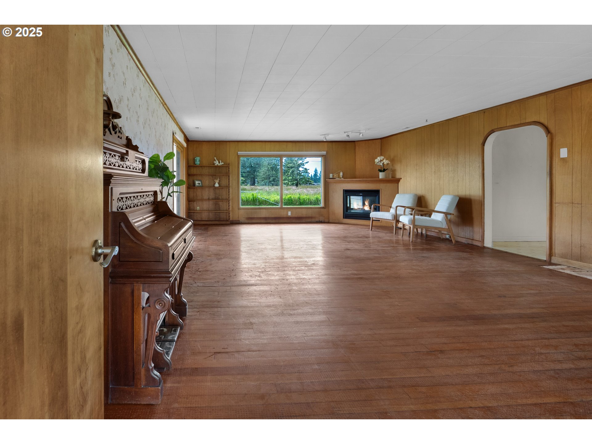 1070 E HARBOR DR
