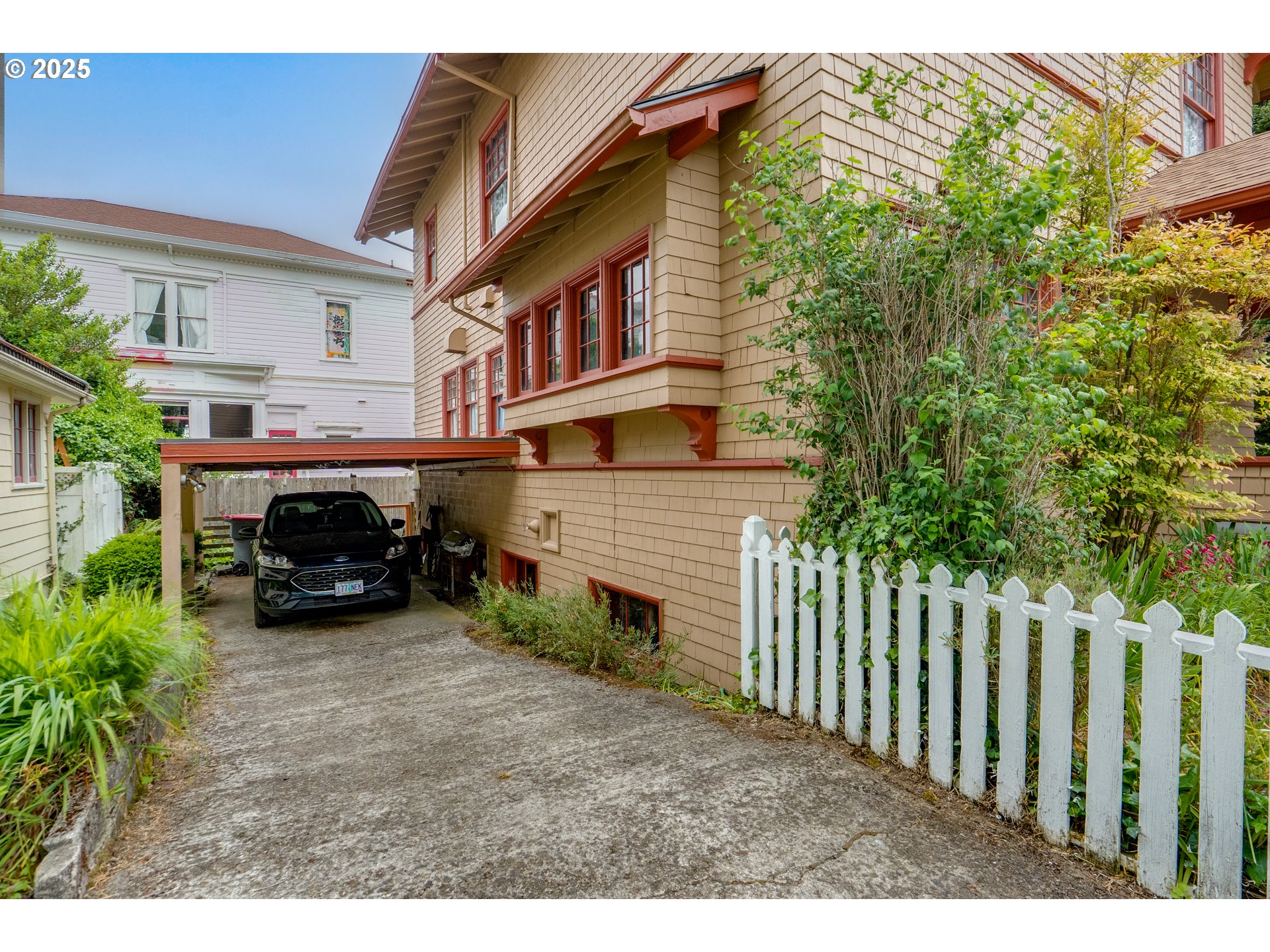 1528 IRVING AVE