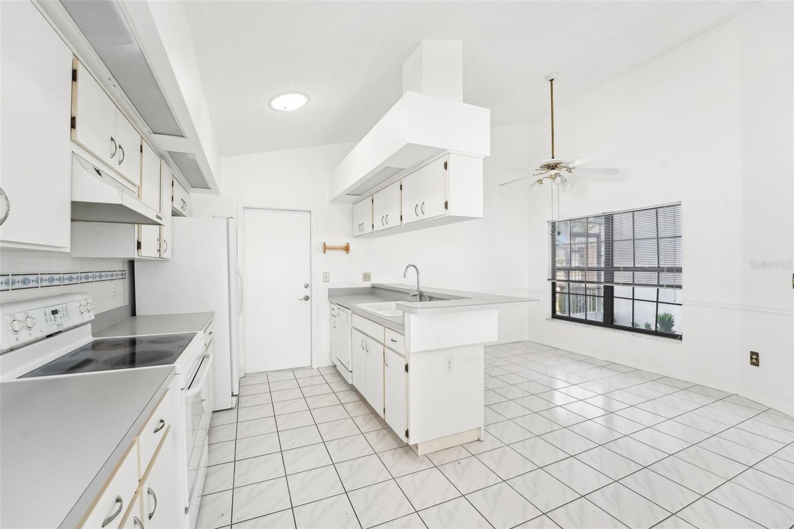 1830 E DEL WEBB BLVD