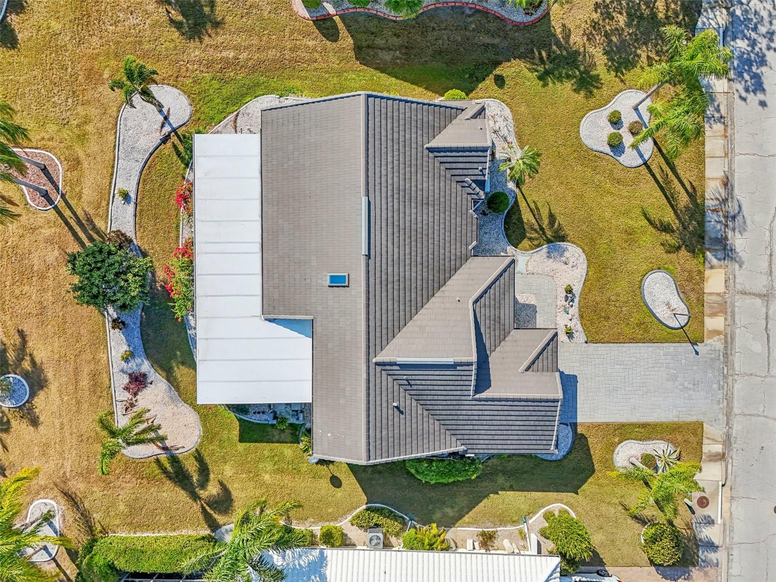 2048 BERRY ROBERTS DR