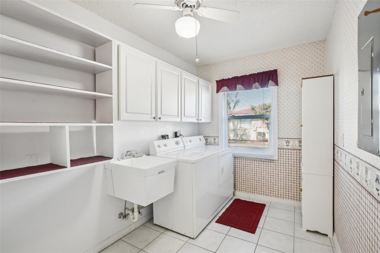 1212 WILD FEATHER LN