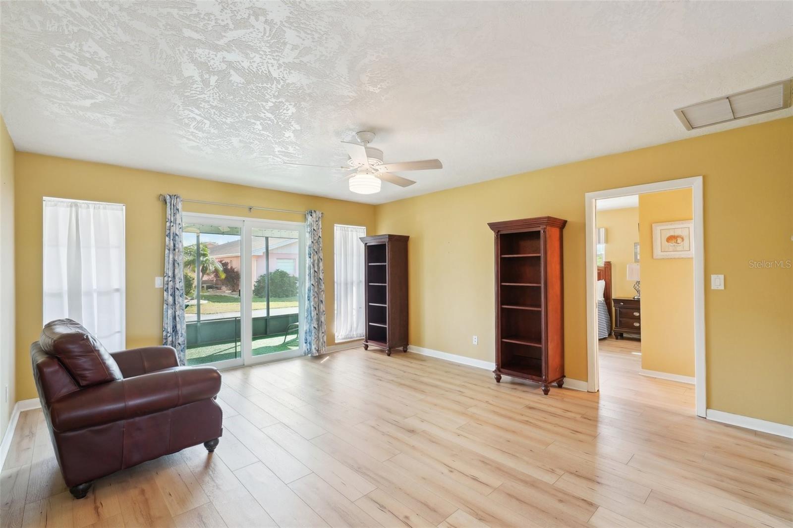 334 CLUB MANOR DR