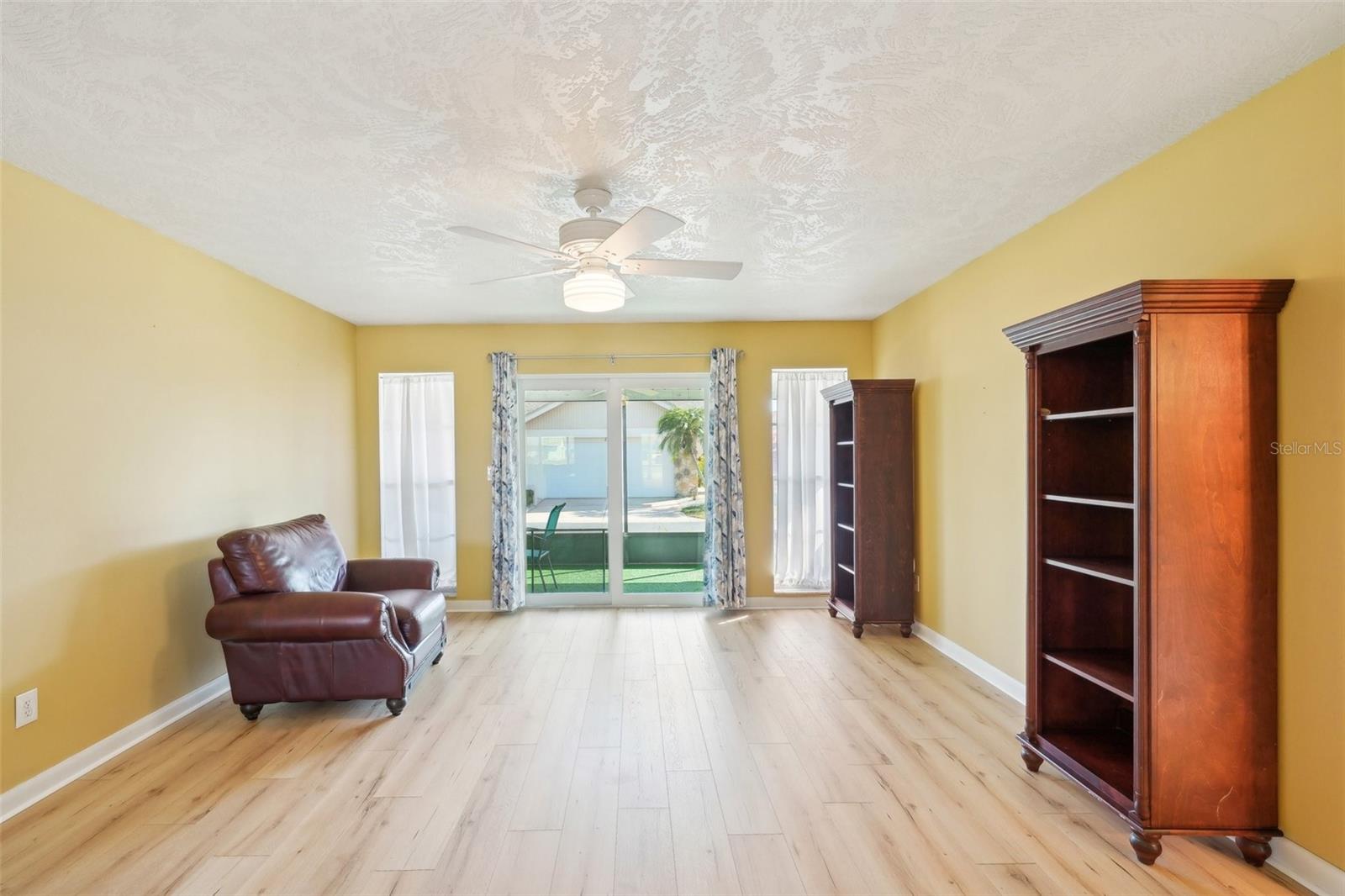 334 CLUB MANOR DR