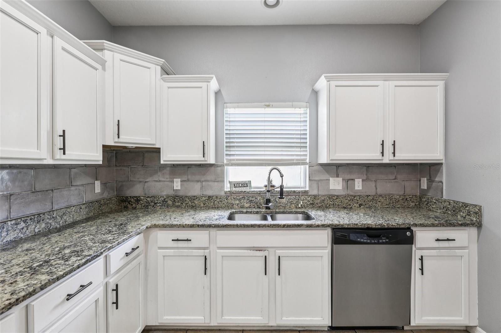 1811 PALM WARBLER LN