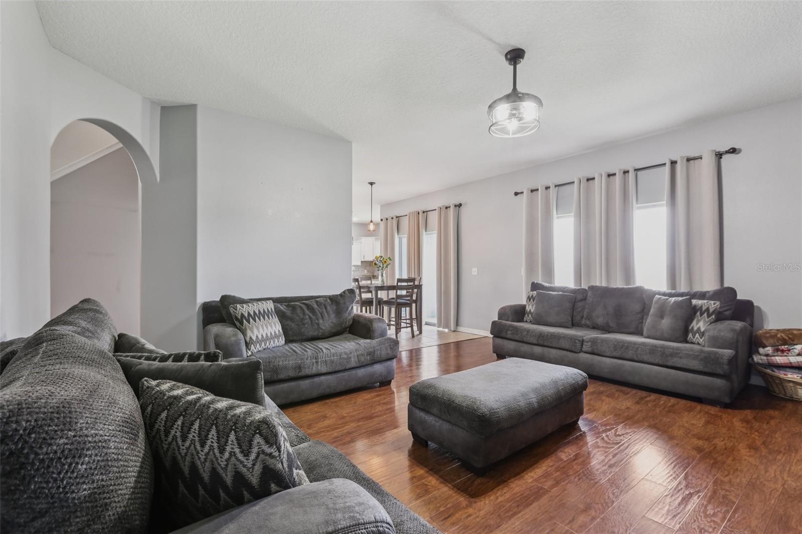 1811 PALM WARBLER LN