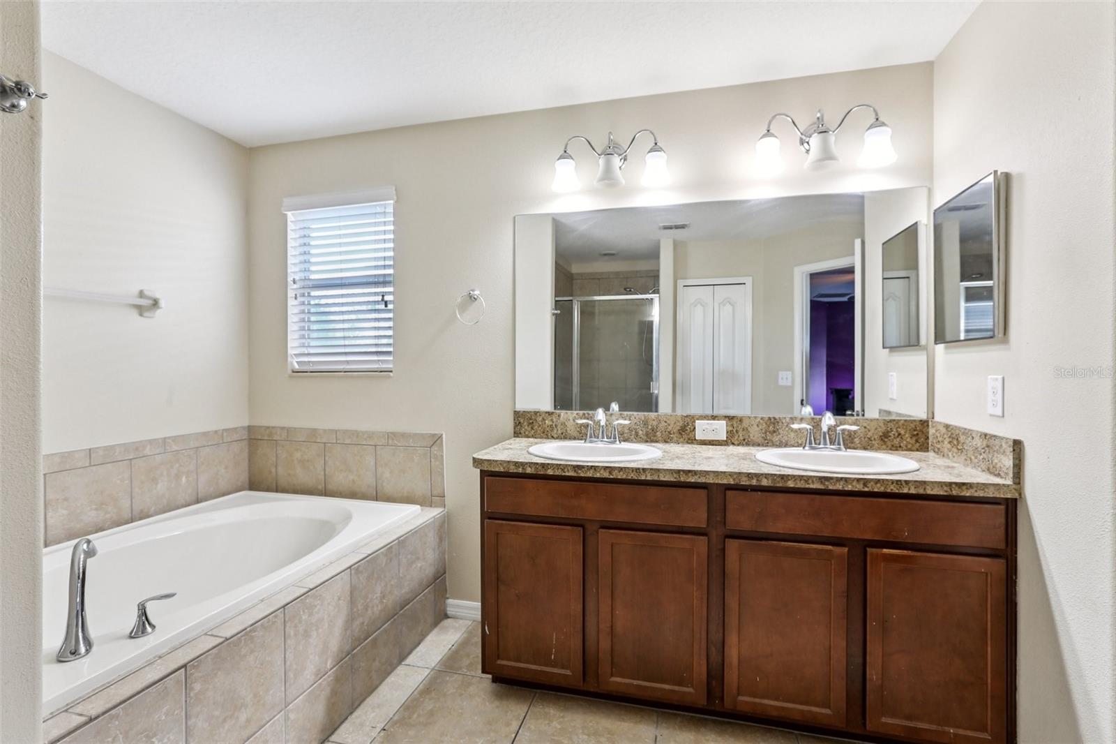 1811 PALM WARBLER LN