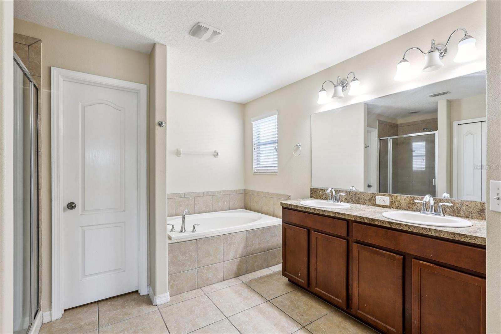 1811 PALM WARBLER LN