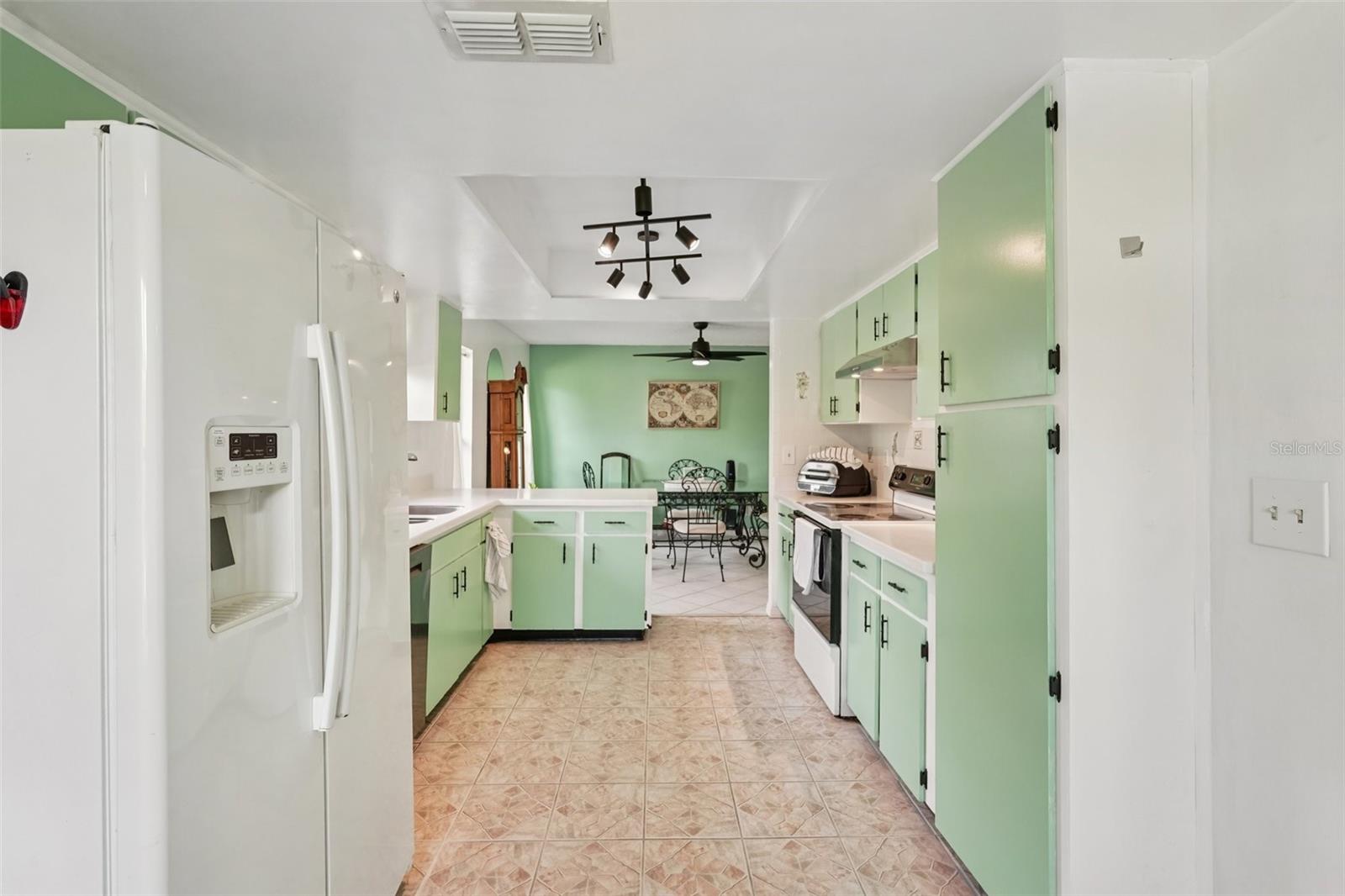 1604 LELAND DR