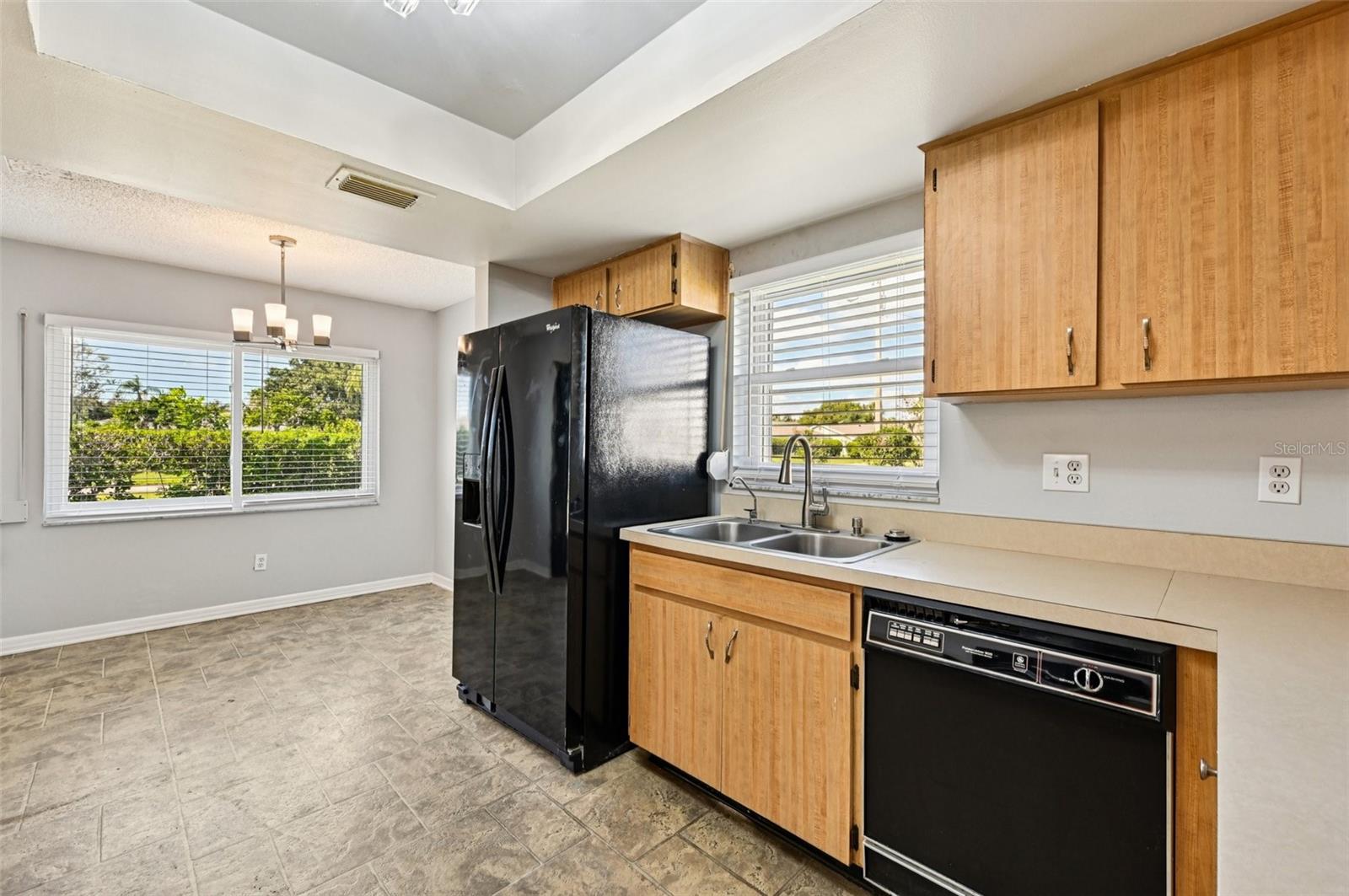 2421 LANCASTER DR