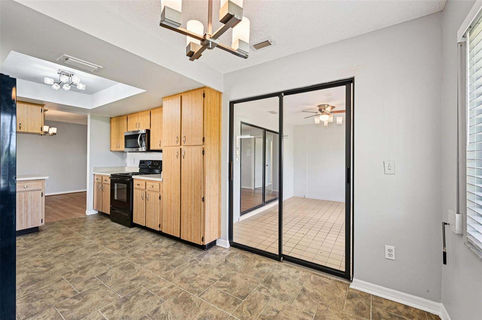 2421 LANCASTER DR
