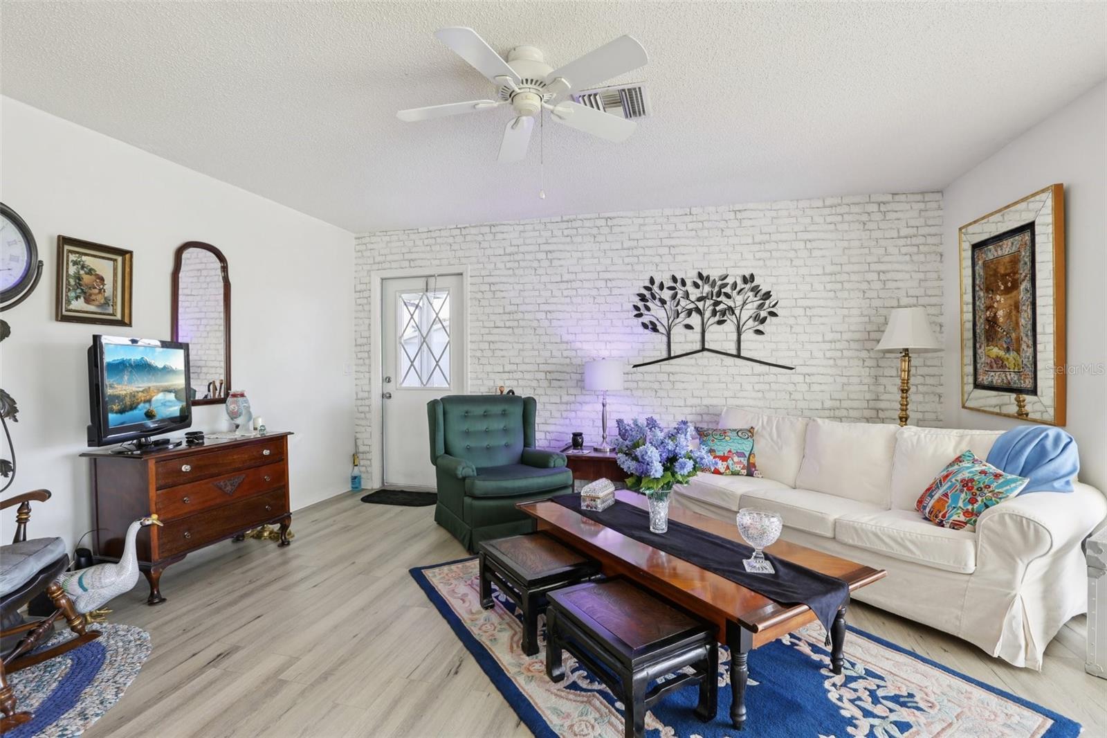 2339 GLENMORE CIR