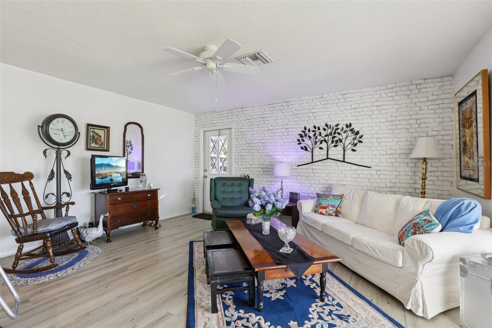 2339 GLENMORE CIR