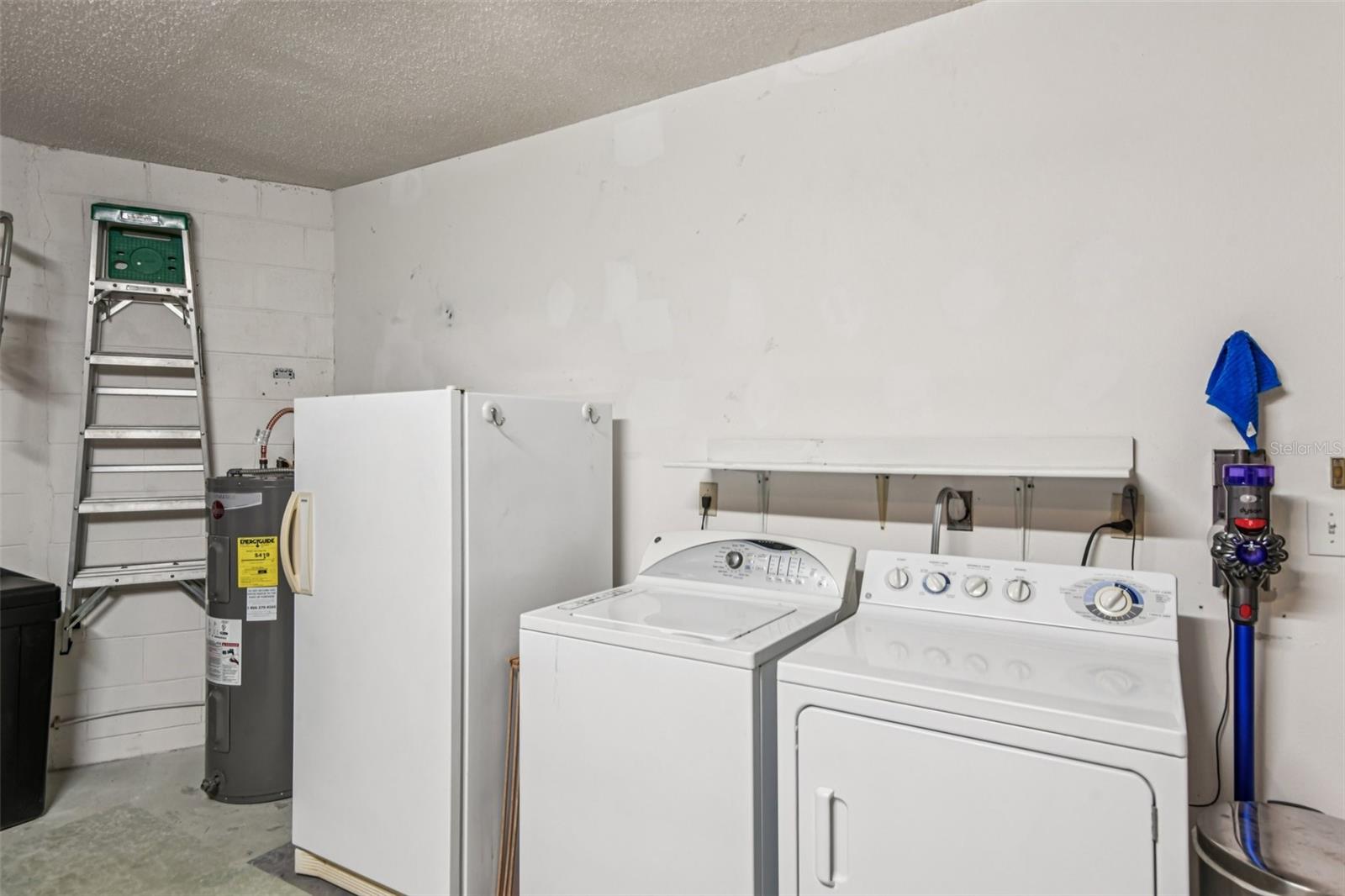 214 LINGER LN