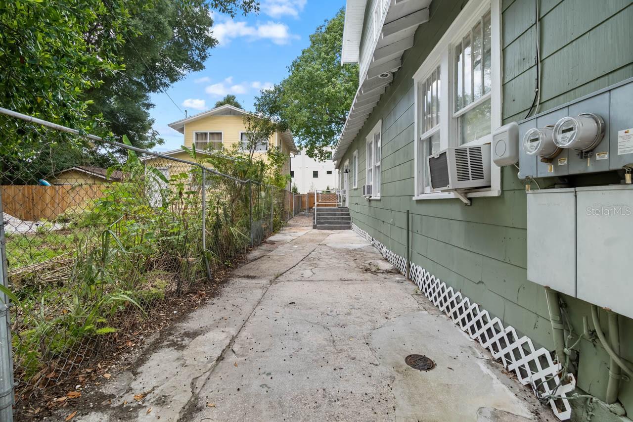 1305 E 17TH AVE