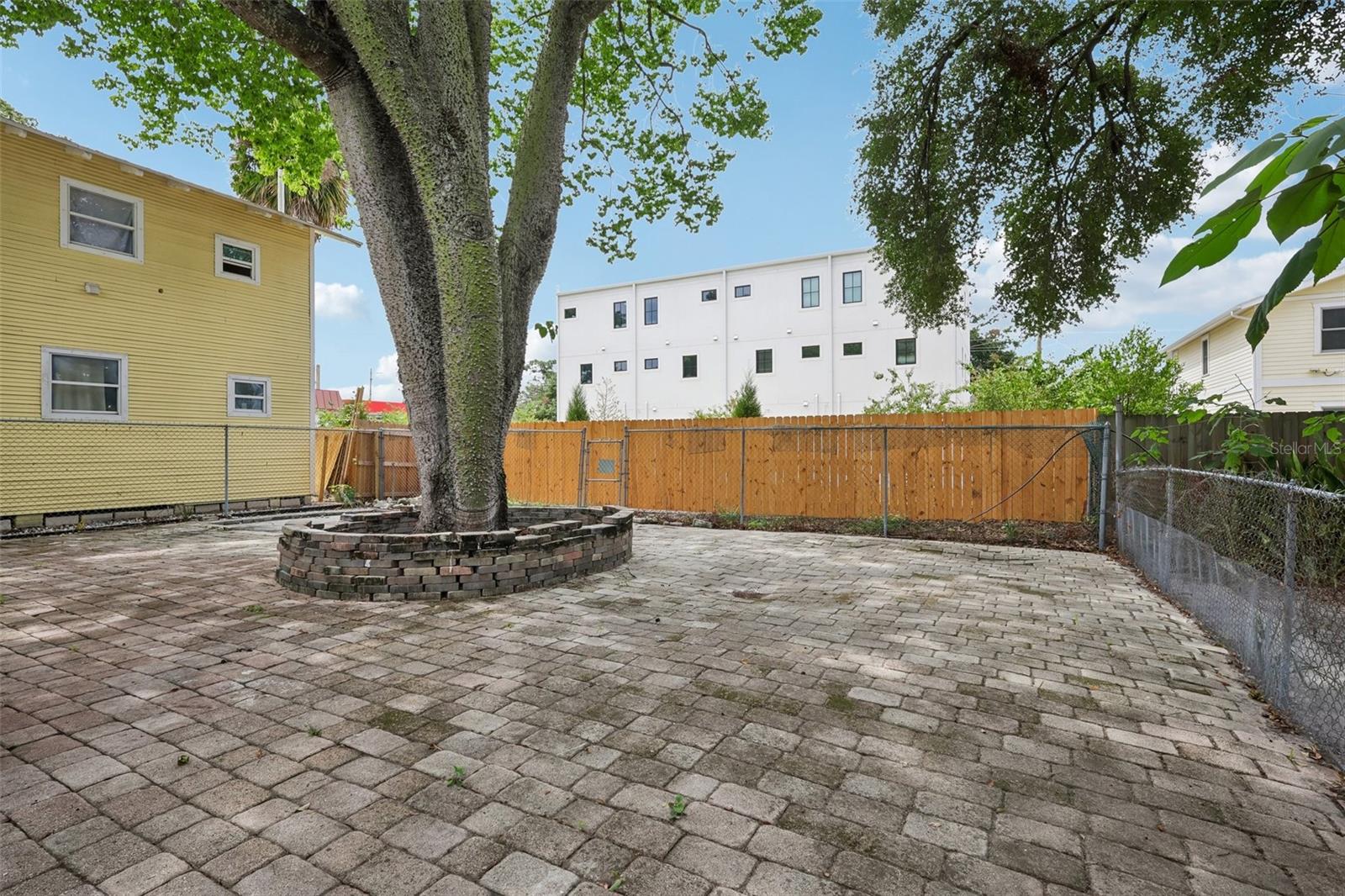 1305 E 17TH AVE