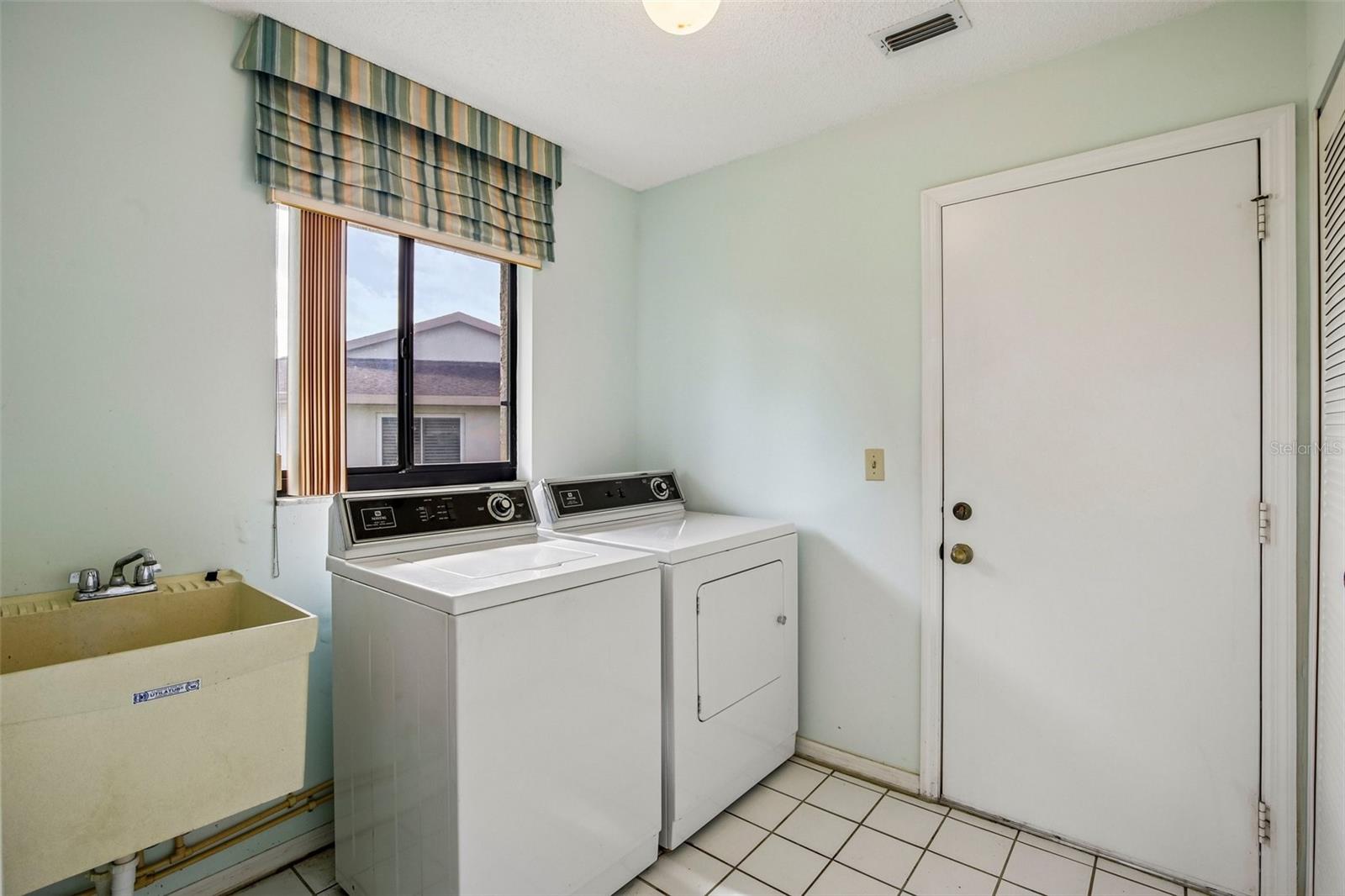 1304 LELAND DR