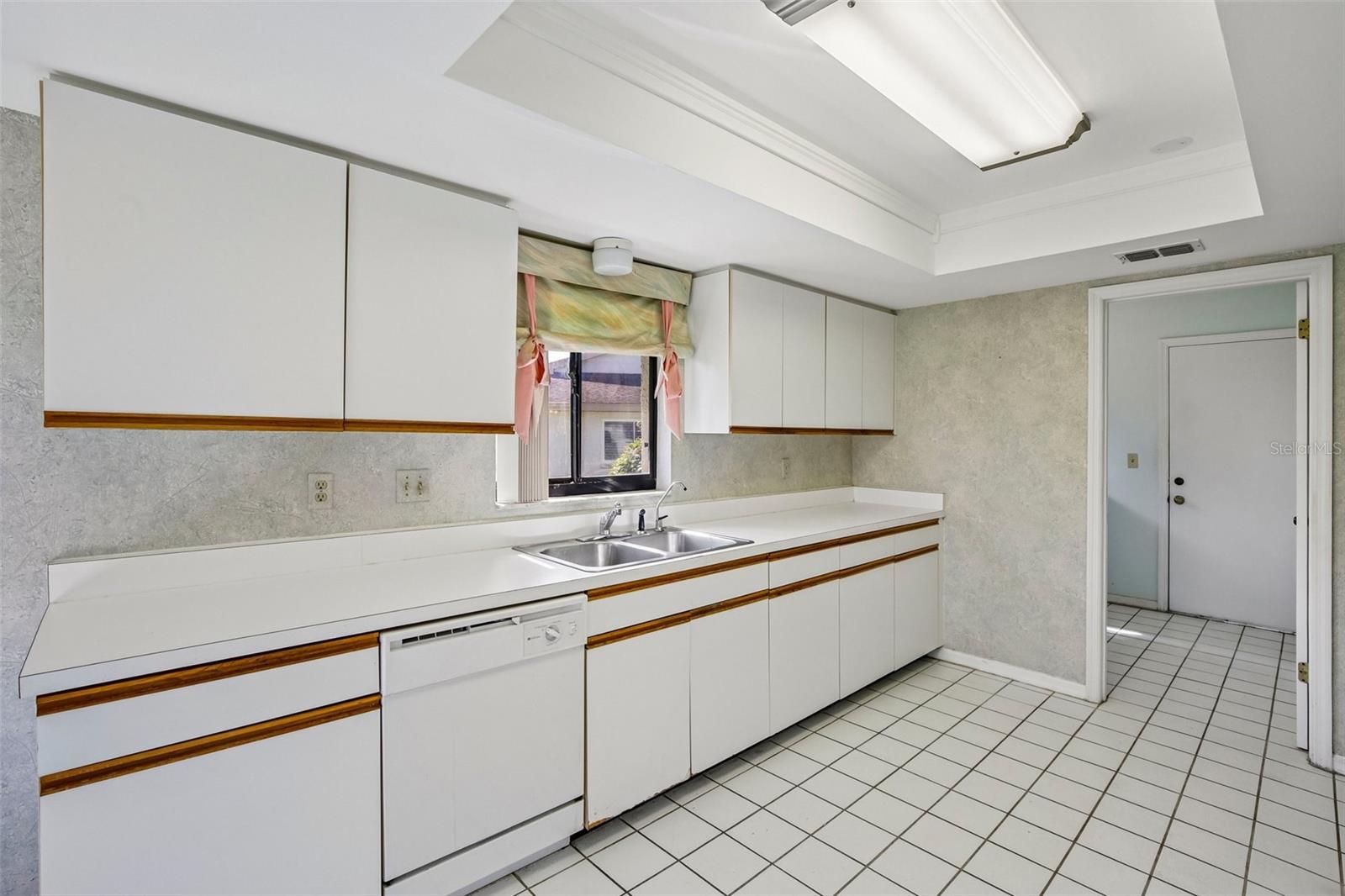 1304 LELAND DR