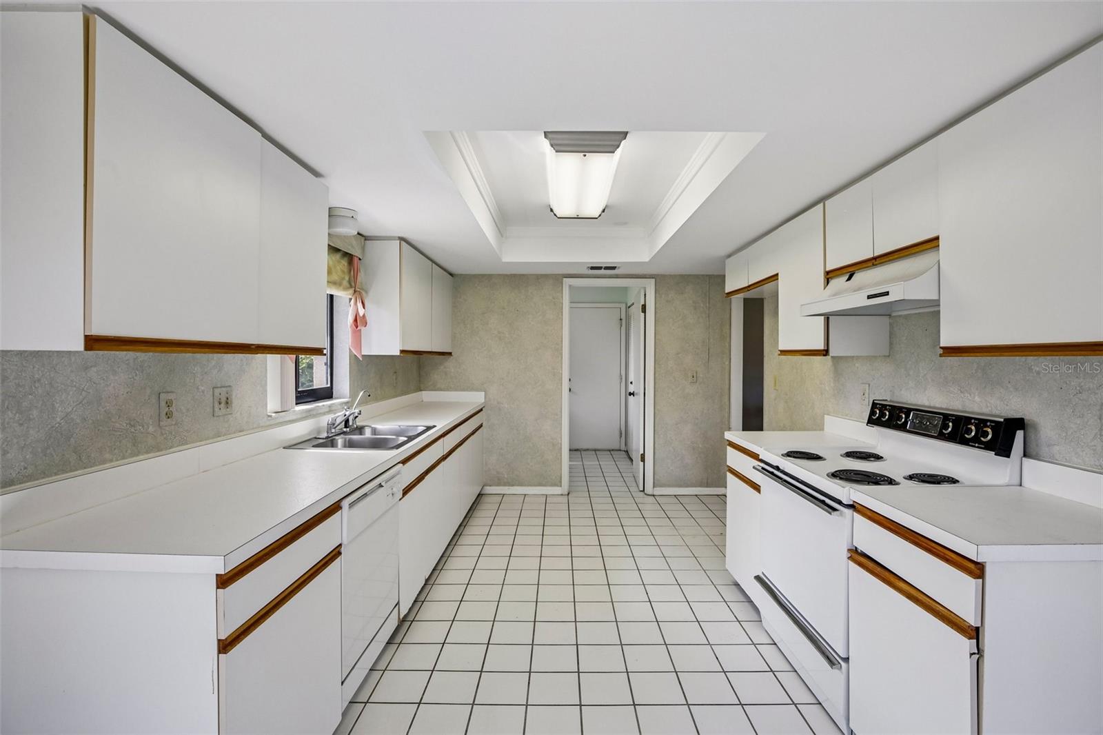 1304 LELAND DR