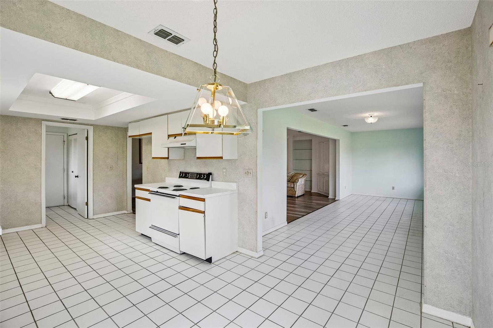 1304 LELAND DR
