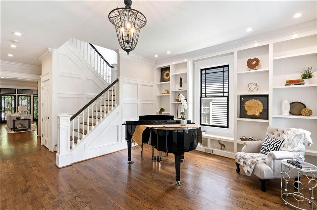 34 PEACHTREE Circle NE