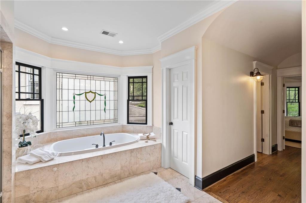 34 PEACHTREE Circle NE