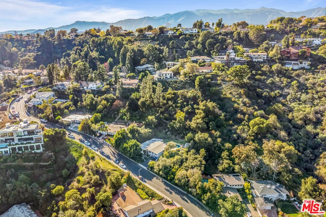 2436 Arbutus Dr