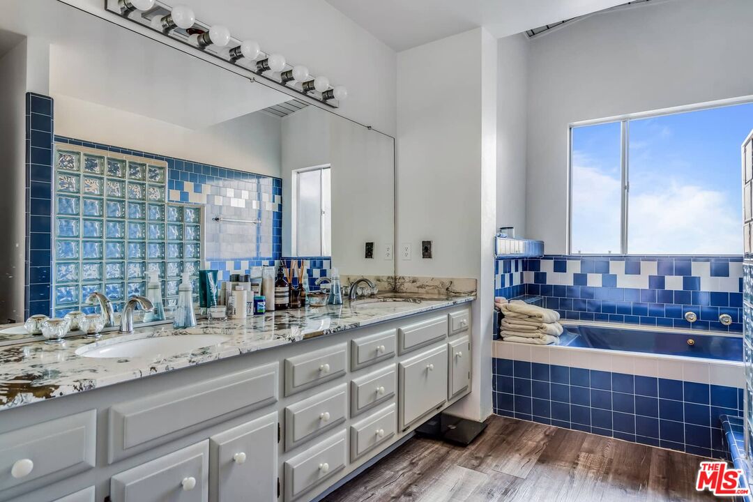 2436 Arbutus Dr