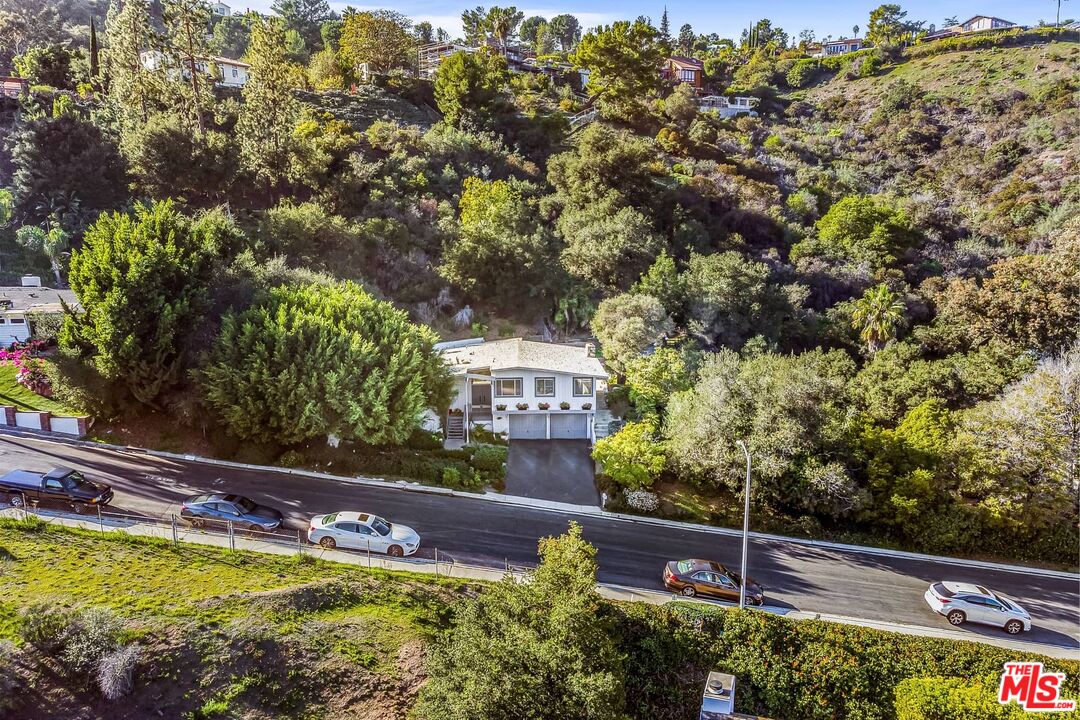 2436 Arbutus Dr