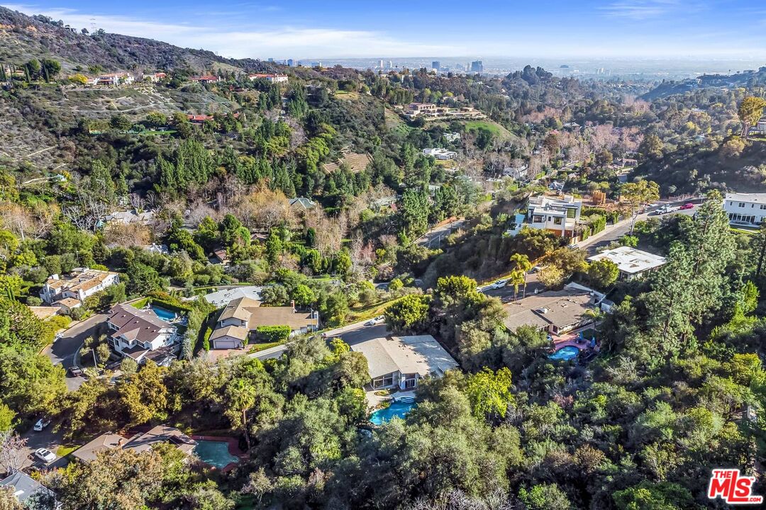 2436 Arbutus Dr