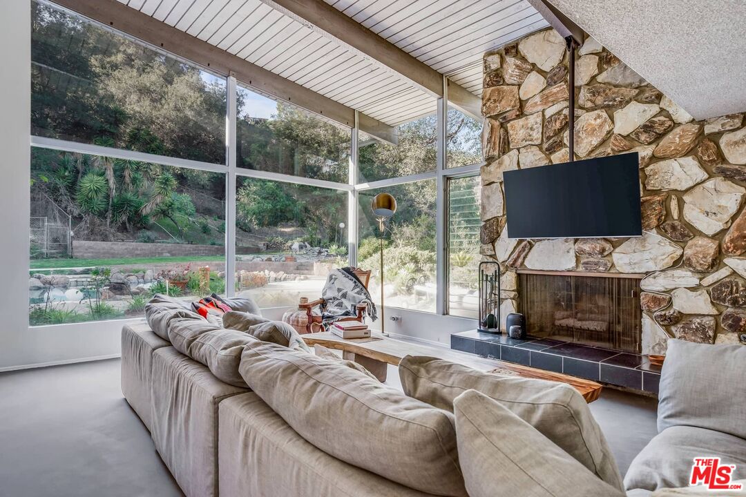2436 Arbutus Dr