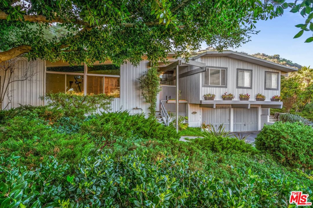 2436 Arbutus Dr