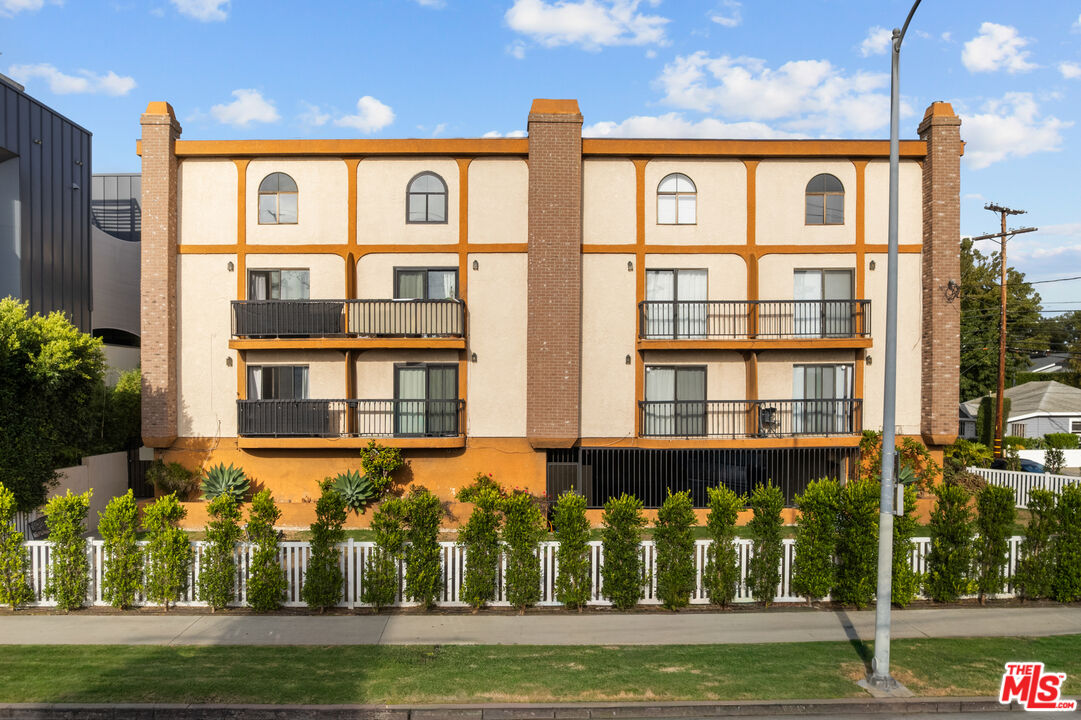 2480 Penmar Ave Unit: 2