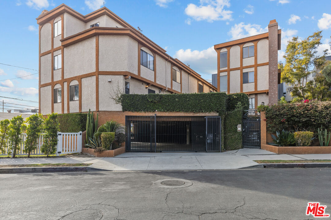 2480 Penmar Ave Unit: 2
