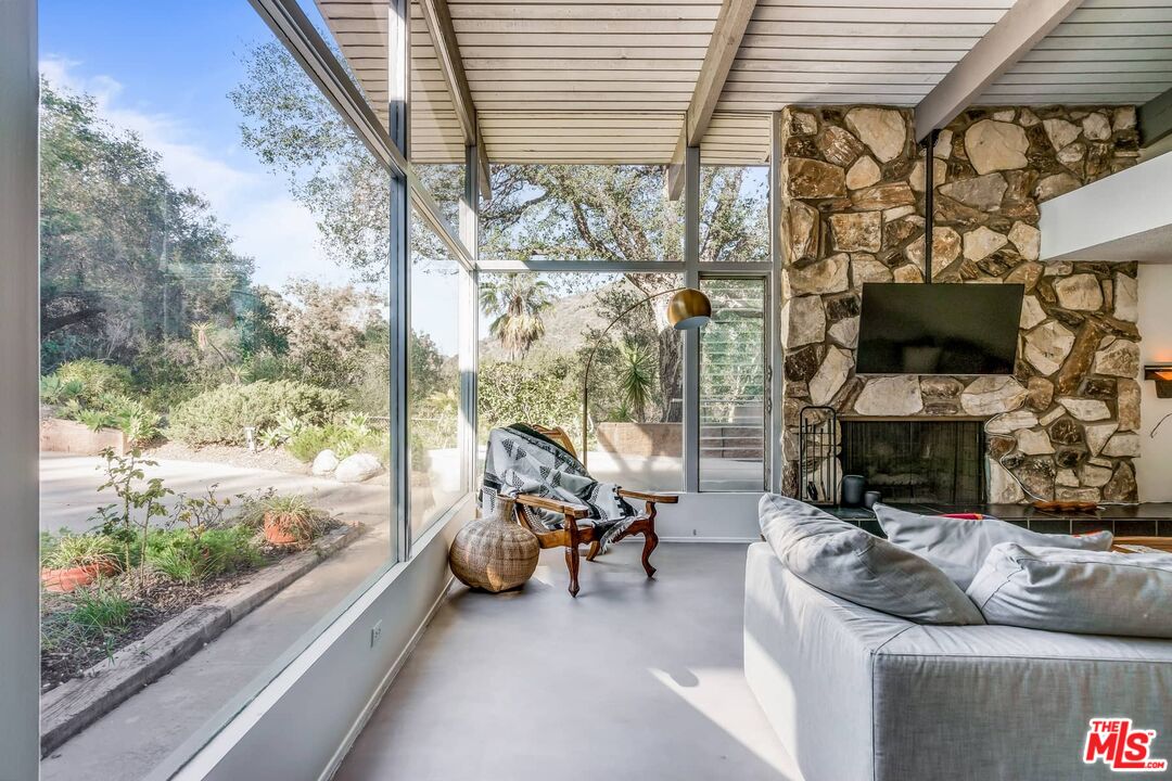 2436 Arbutus Dr