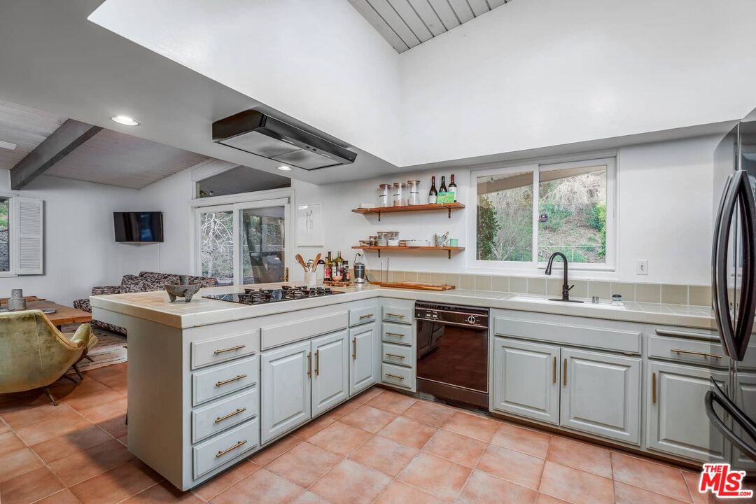 2436 Arbutus Dr