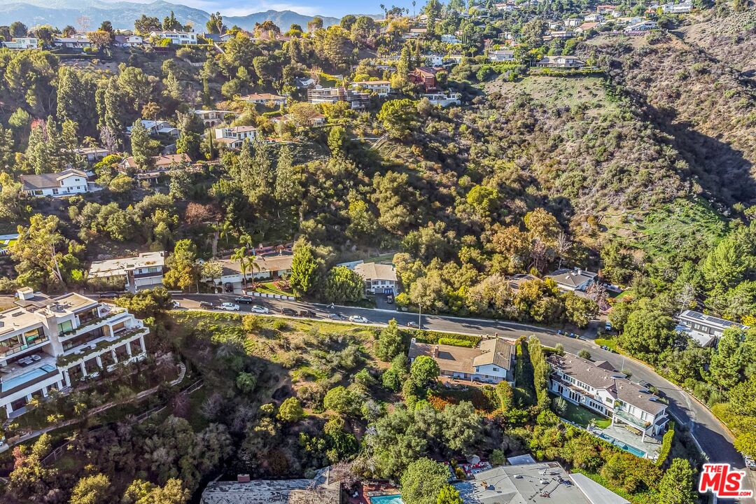 2436 Arbutus Dr