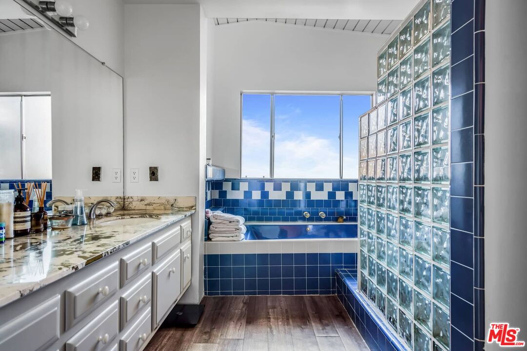 2436 Arbutus Dr