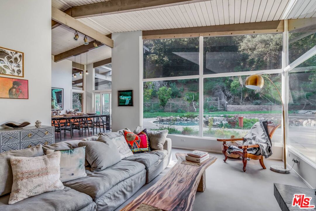 2436 Arbutus Dr