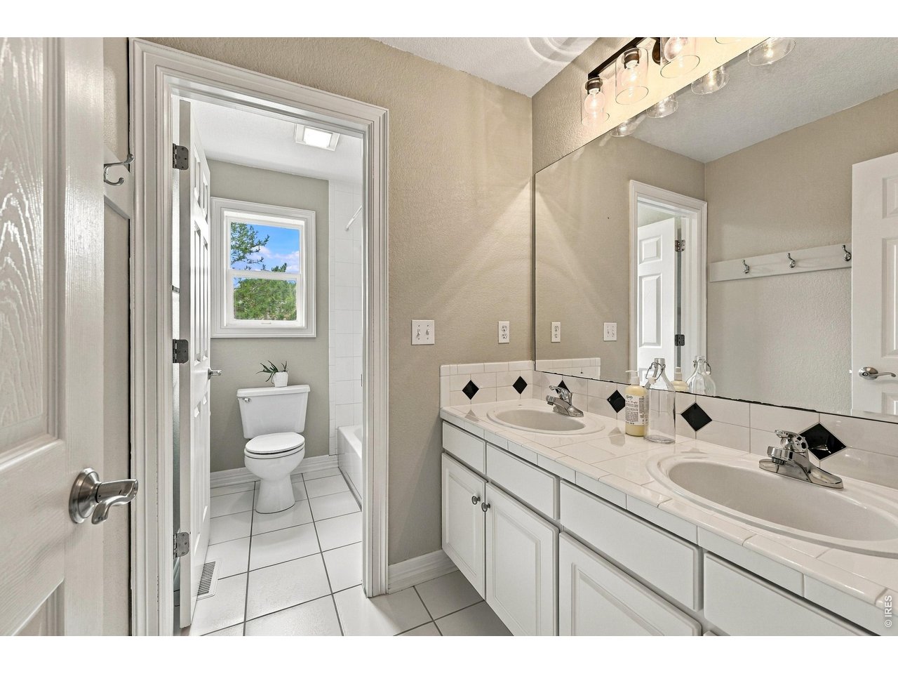 2317 Rimrock Cir