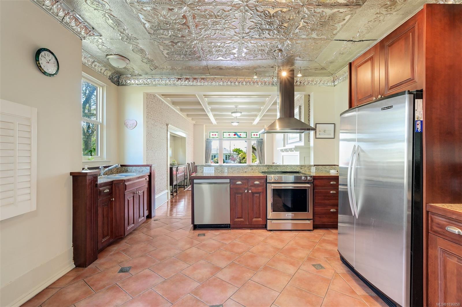 1802 Hollywood Cres