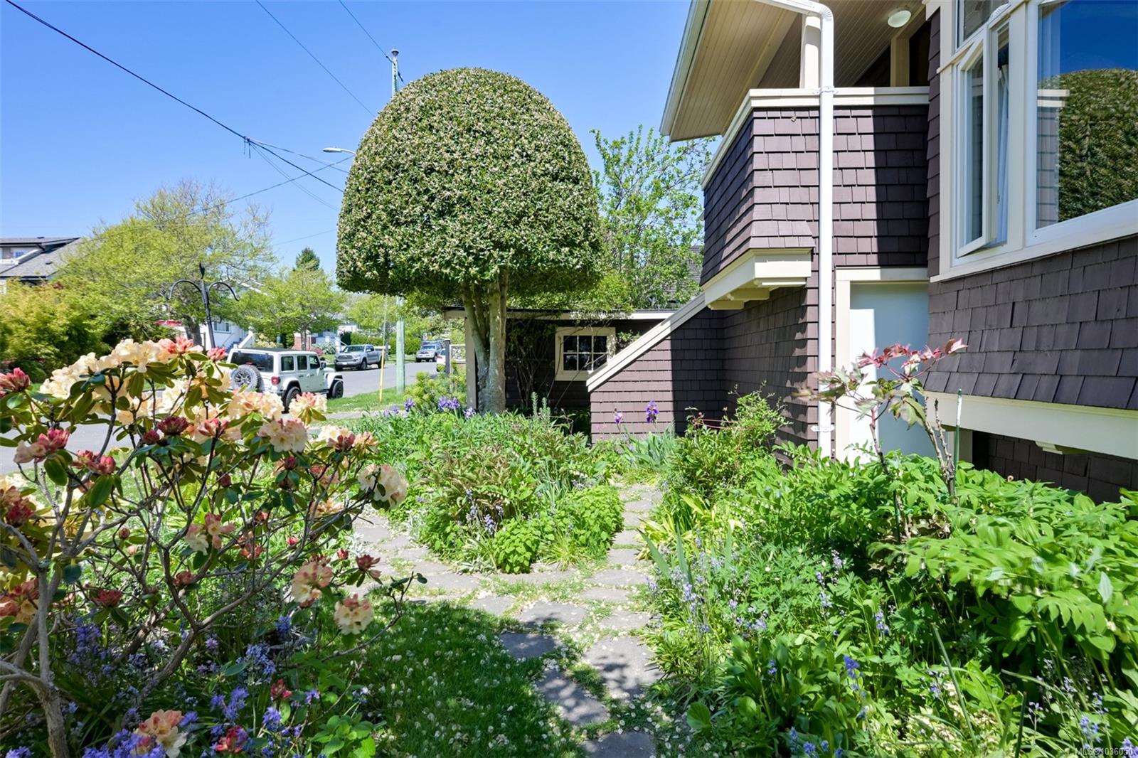1802 Hollywood Cres