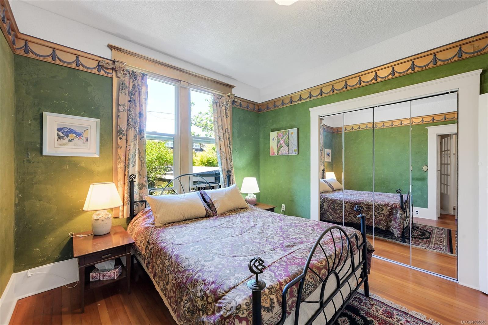 1802 Hollywood Cres