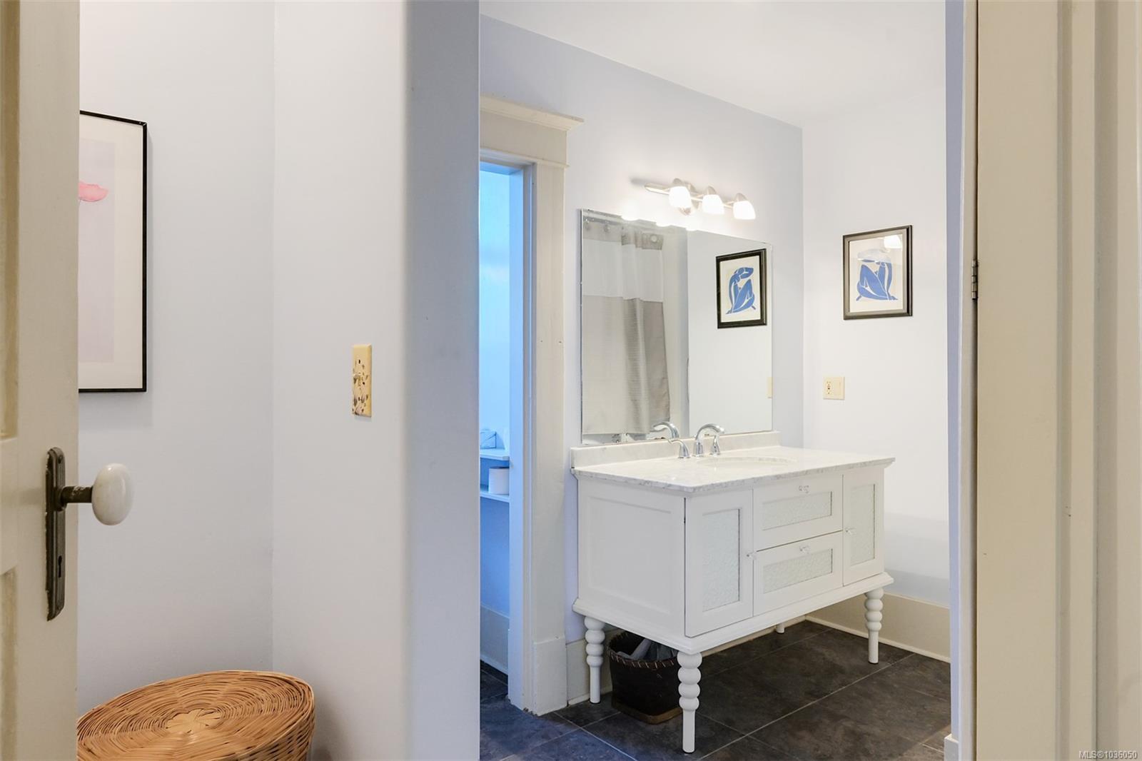 1802 Hollywood Cres