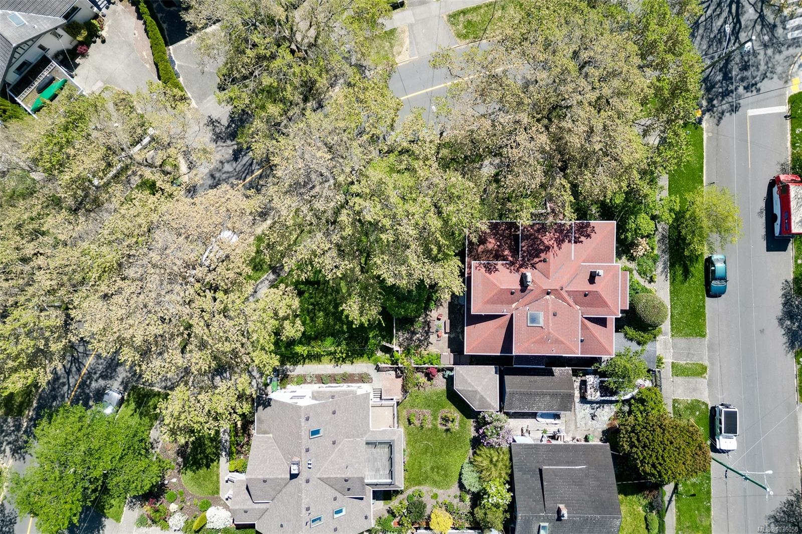 1802 Hollywood Cres