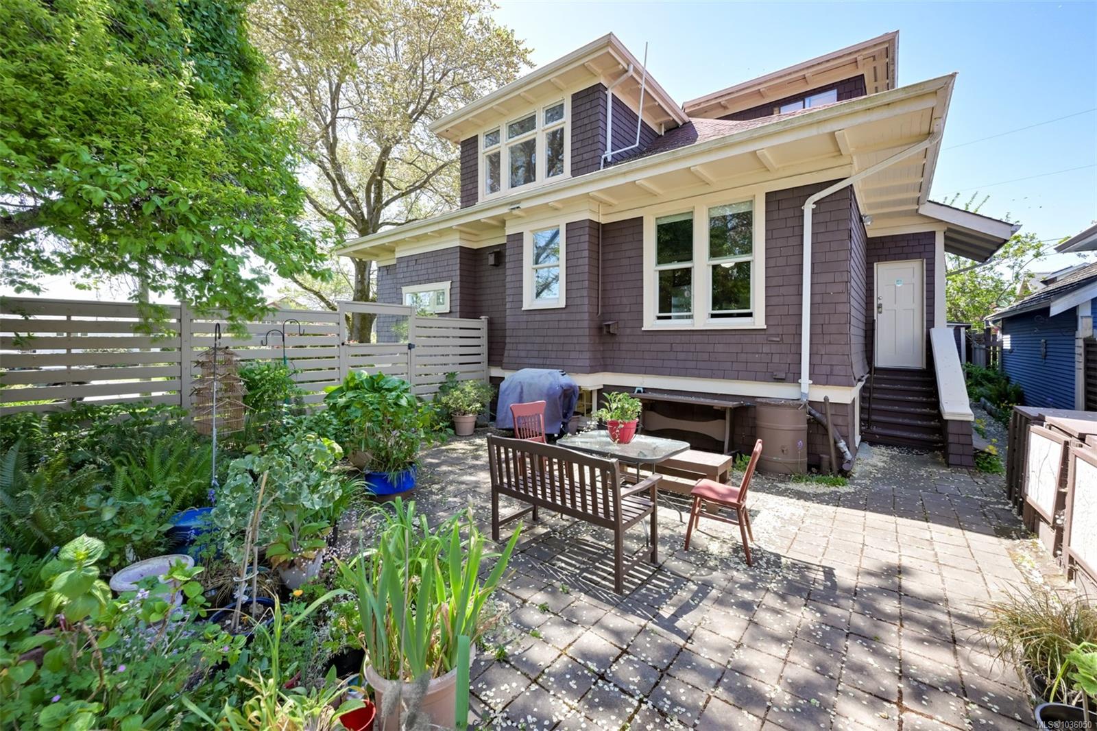 1802 Hollywood Cres