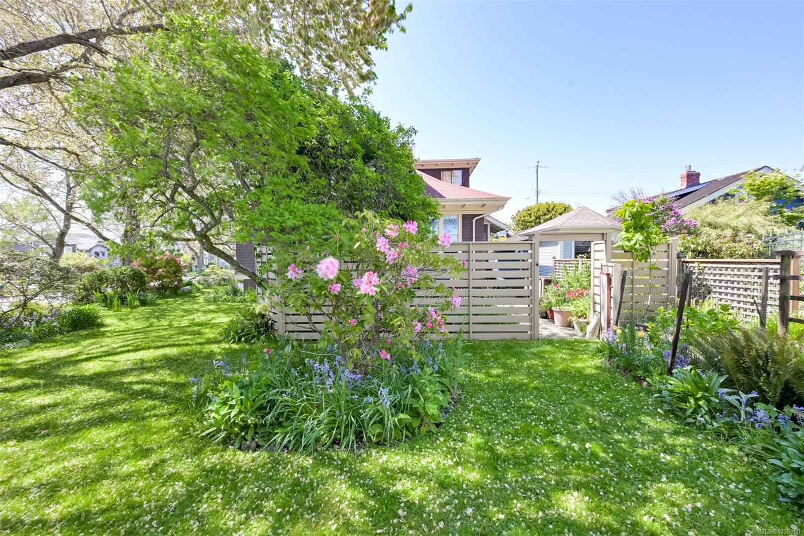 1802 Hollywood Cres