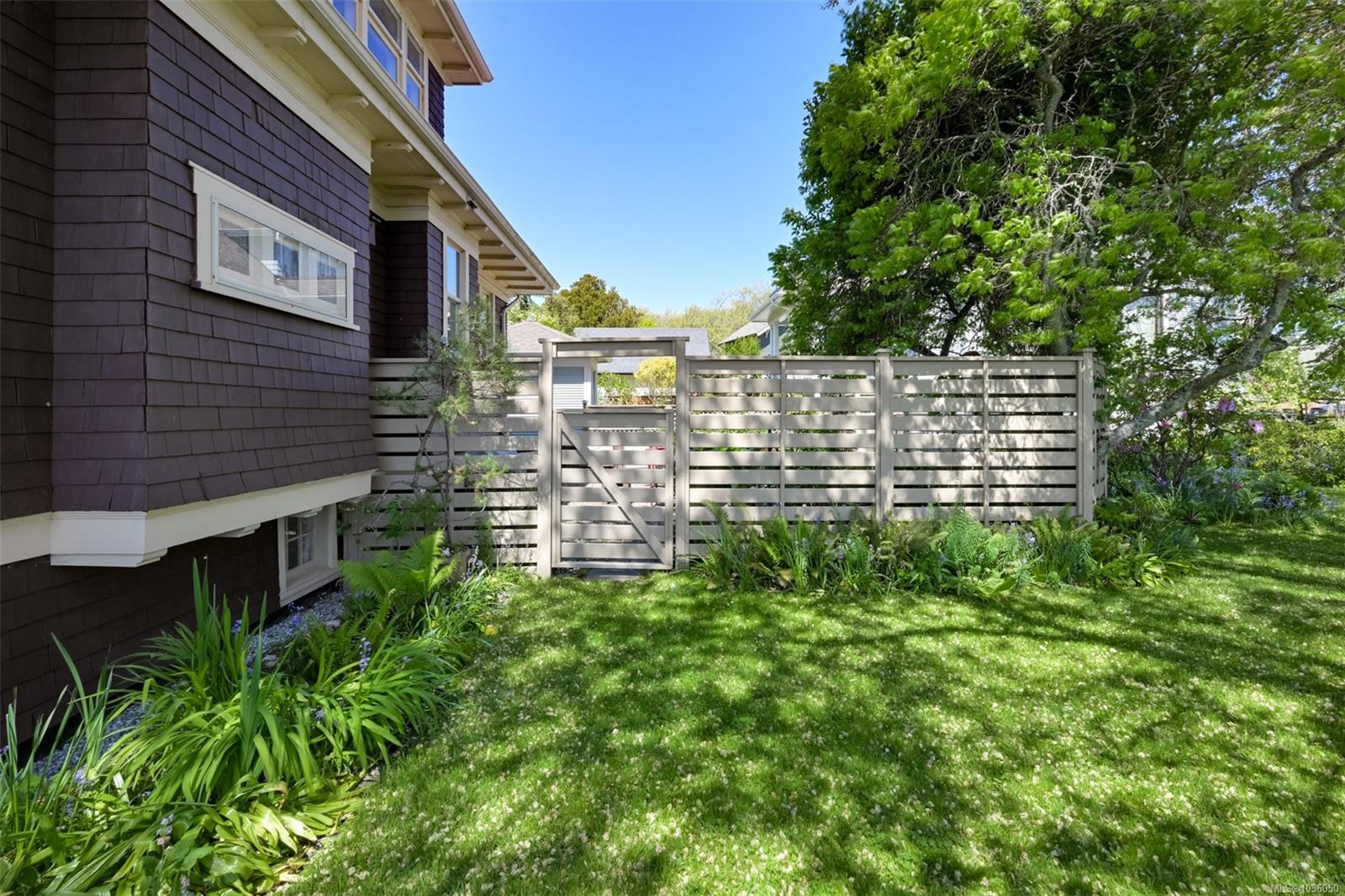 1802 Hollywood Cres