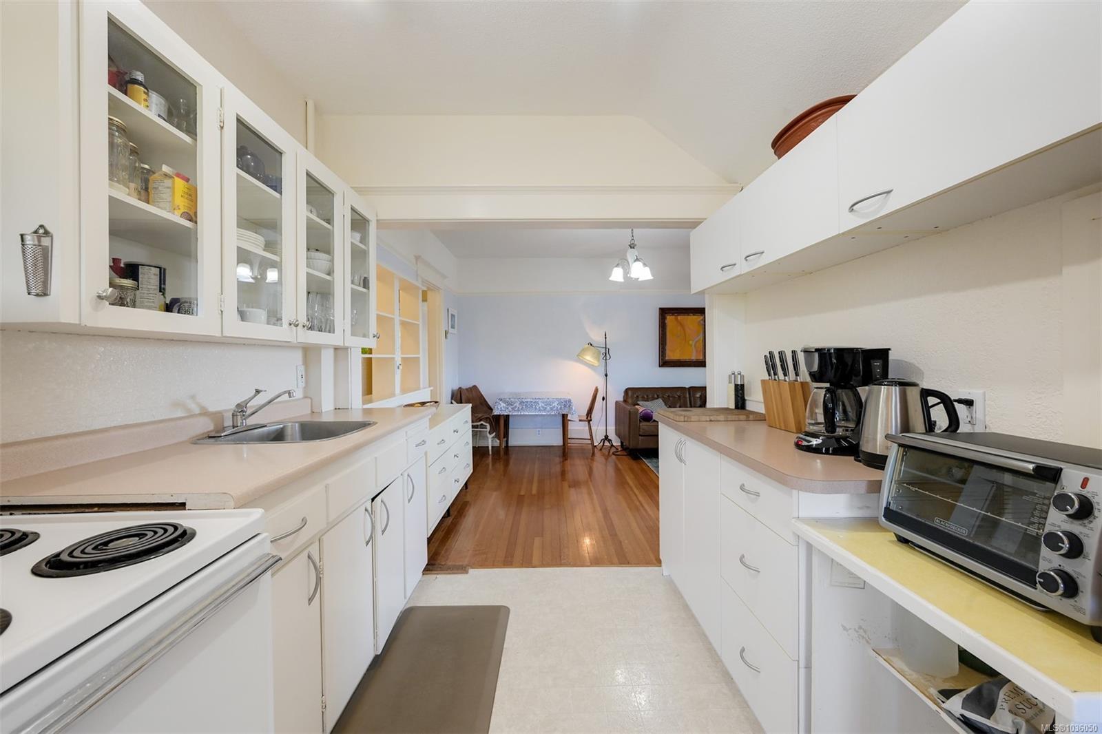 1802 Hollywood Cres