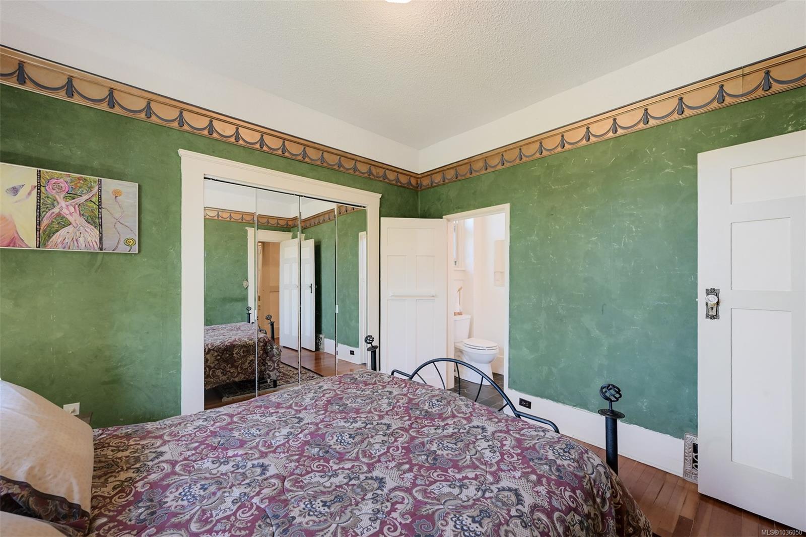 1802 Hollywood Cres