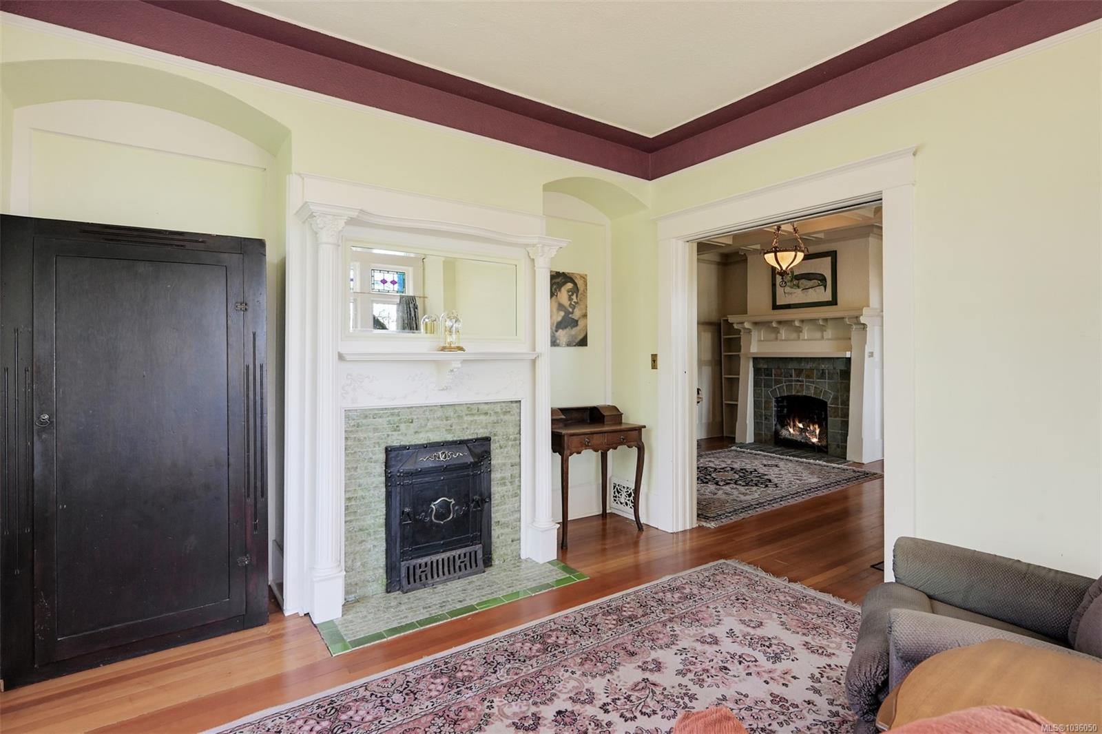 1802 Hollywood Cres